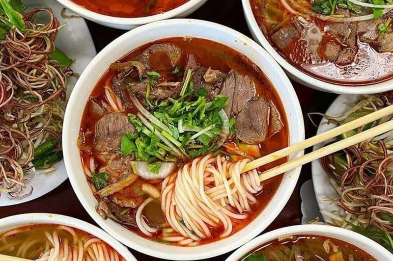 Top 15 quán bún bò Huế cực gây nghiện ở Hà Nội